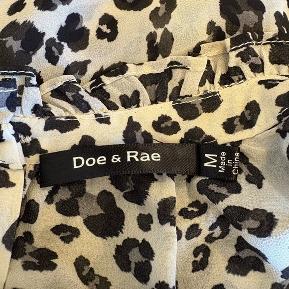 Doe & Rae leopard print button down tank top size medium NWT - Picture 5 of 7